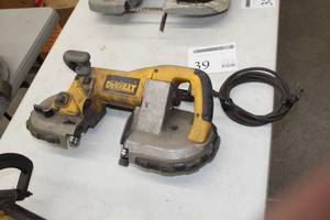 lot 39 image: DeWalt 4-34 Heavy Duty Variable Speed Deep Cut Band Saw D28770