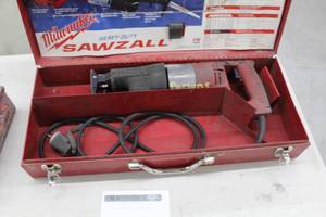 lot 84 image: Milwaukee Heavy Duty Sawzall Reciprocating Saw 6511, Metal Case