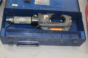 lot 119 image: Thomas & Betts Hydraulic Crimping Tool 13100A, Metal Case