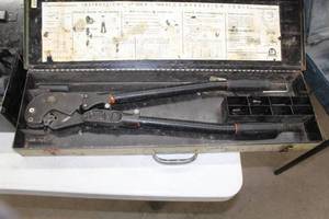 lot 128 image: Thomas & Betts Compression Tool TBM8, Metal Case