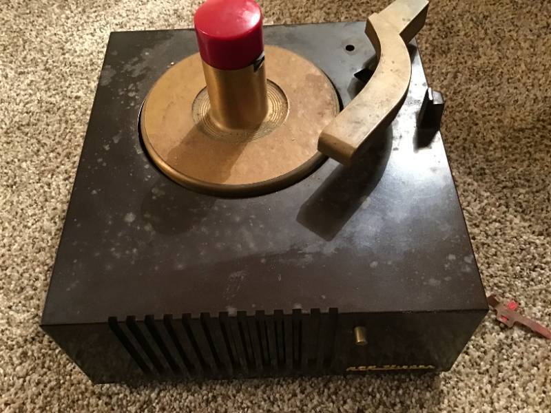 lot 632 image: Antique RCA Victor 45 Phonograph