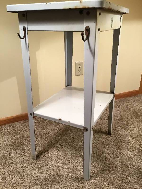 lot 641 image: Antique Doehler Metal Enameled White Table