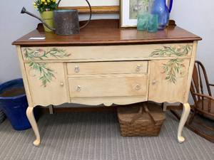 lot 2 image: Hand Painted French Provencial Buffet