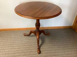 lot 4 image: Round Pedestal Table