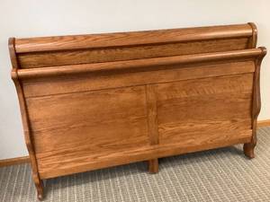 lot 5 image: Queen Sleigh Bed
