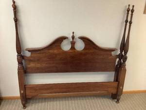 lot 7 image: Fancy 4 Poster Bed Frame