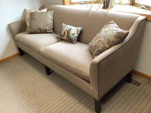 lot 19 image: Thomasville Sofa with 4 Throw Pillows