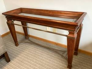 lot 20 image: Sofa Table