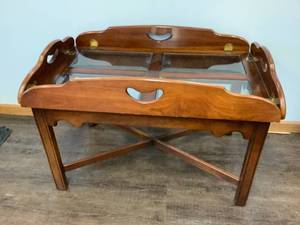 lot 22 image: Flip Side Coffee Table with 4 Part Glass Top