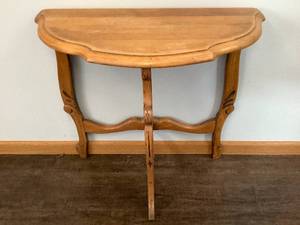 lot 23 image: 3 Legged 12 Table
