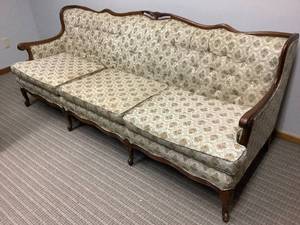 lot 33 image: Antique Sofa