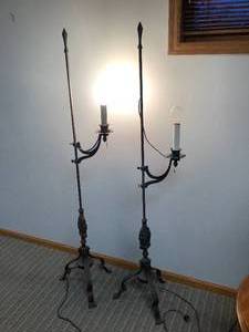 lot 35 image: Lamps x 2