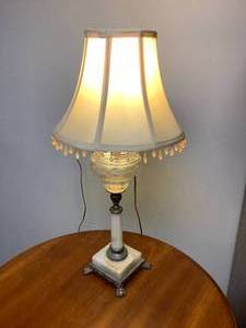 lot 38 image: Marbled-based lamp w Shade