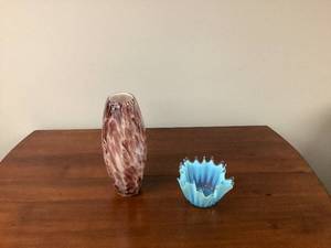 lot 44 image: Artisan Glass Vase & Glass Candy Dish