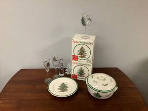lot 55 image: Spode X-mas set  angel tree
