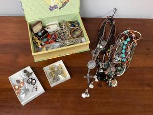 lot 60 image: Bundle of Costume Jewelry #1