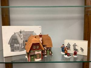 lot 66 image: Dept 56, Set #4 Cobb Cottage & Street Musicians