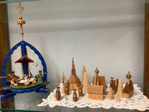 lot 76 image: Wooden Holiday Collection