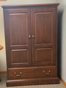 lot 116 image: Entertainment Center