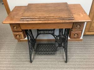 lot 120 image: Vintage Singer Sewing Machine