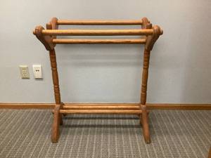 lot 119 image: Quilt Rack