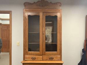 lot 125 image: Antique Hutch