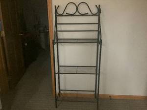 lot 132 image: Metal Pie Rack