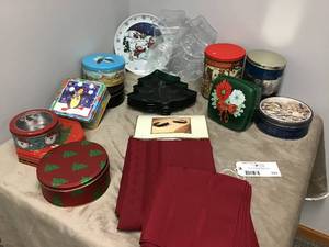 lot 623 image: Lame Tablecloth and Napkin Set