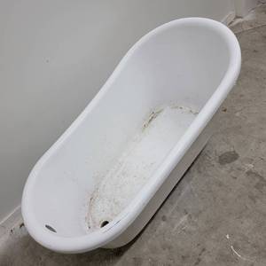 New 68.9x31 Clawfoot Soaking Acrylic Bathtub (valued  $700)