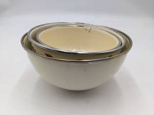 lot 62 image: Vintage Kitchen Bowls