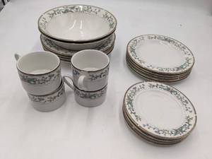 lot 111 image: Farberware Fine China Wellesley Set