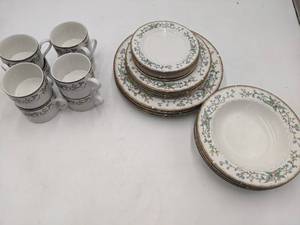 lot 112 image: Vintage Farberware Wellesley Set