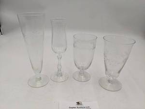 lot 51 image: Stunning Vintage Depression Glass Footed Glasses