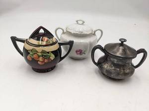 lot 71 image: Vintage Creamer Collection