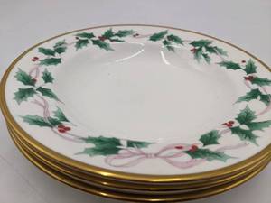 lot 74 image: Vintage Mikasa Ribbon Holly Dinner Plates