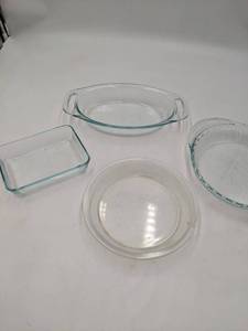 lot 08 image: 4 Piece Vintage Pyrex Collection-2 Pie Dishes Casserole Baking Dish