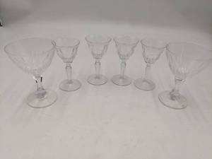 lot 16 image: 6 Beautiful Vintage Crystal Wine and Cocktail Glasses