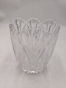 lot 17 image: Beautiful Vintage Cut Crystal Vase