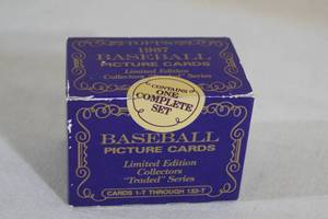 lot 2 image: 1987 Topps Traded Tiffany Collectors Edition Baseball Card Set
