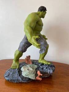 lot 1 image: HUGE Hulk FigurineStatue