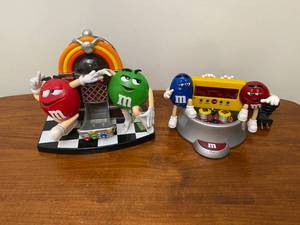 lot 51 image: M&Ms Radio & Jukebox Candy Dispenser