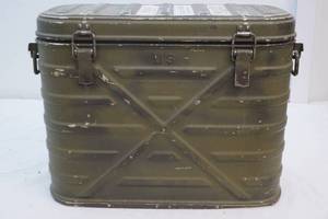 lot 7 image: US Wyott food container