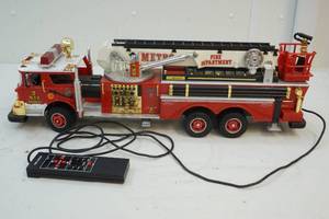 lot 8 image: New Bright Firetruck