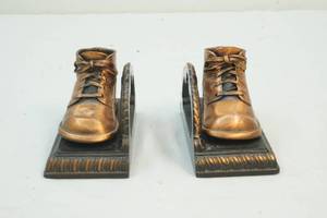 lot 19 image: books ends