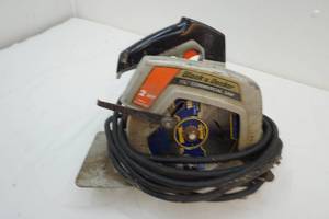 lot 28 image: Saw
