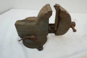 lot 57 image: Bench vice