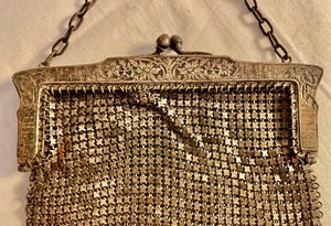 lot 90 image: Antique Metal Mesh Ladies Handbag
