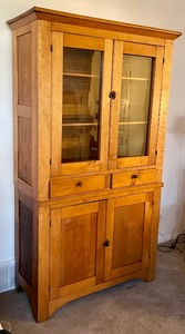 lot 18 image: Beautiful Antique Hutch