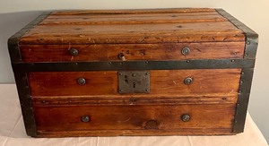 lot 17 image: Absolutely Adorable Vintage Chest