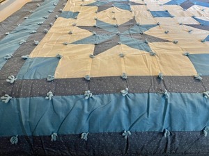 lot 171 image: Vintage King Size Star Pattern Quilt